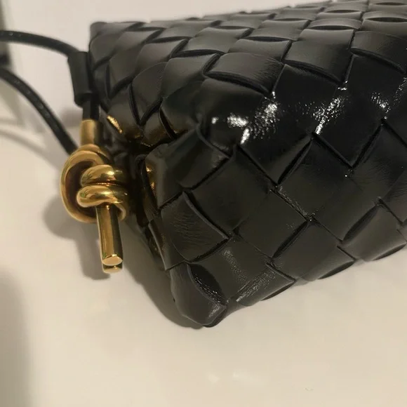 Bottega Veneta Black and Gold Crossbody Bag with Woven Design - Picture 5 of 14